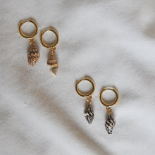 Load image into Gallery viewer, Shell Hoops