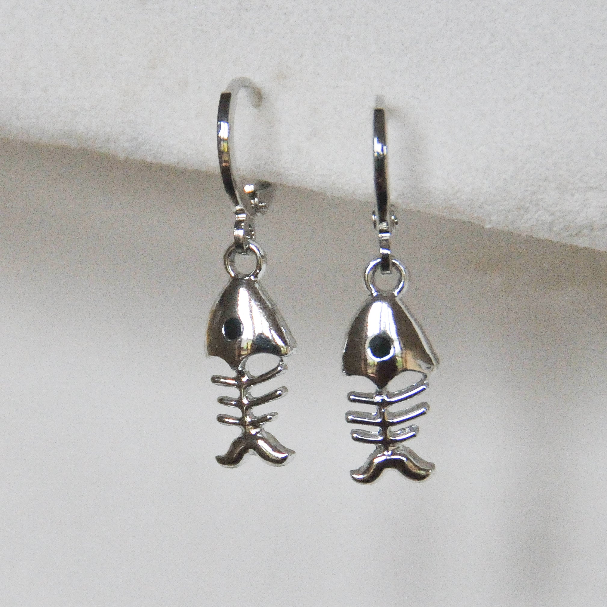 Dead fish earrings outlet