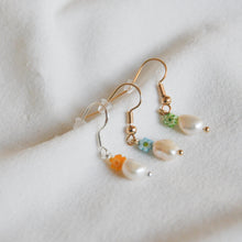 Load image into Gallery viewer, Floral Pearl Earrings