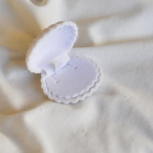 Load image into Gallery viewer, Velvet Shell Box