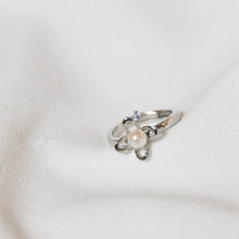Load image into Gallery viewer, Pearl Flower Ring