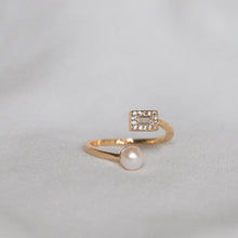 Load image into Gallery viewer, Rectangle Pearl Ring

