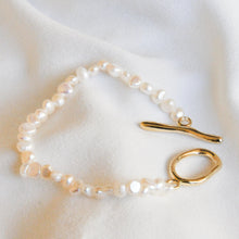 Load image into Gallery viewer, Toggle Clasp Pearl Bracelet
