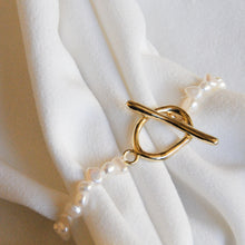 Load image into Gallery viewer, Toggle Clasp Pearl Bracelet
